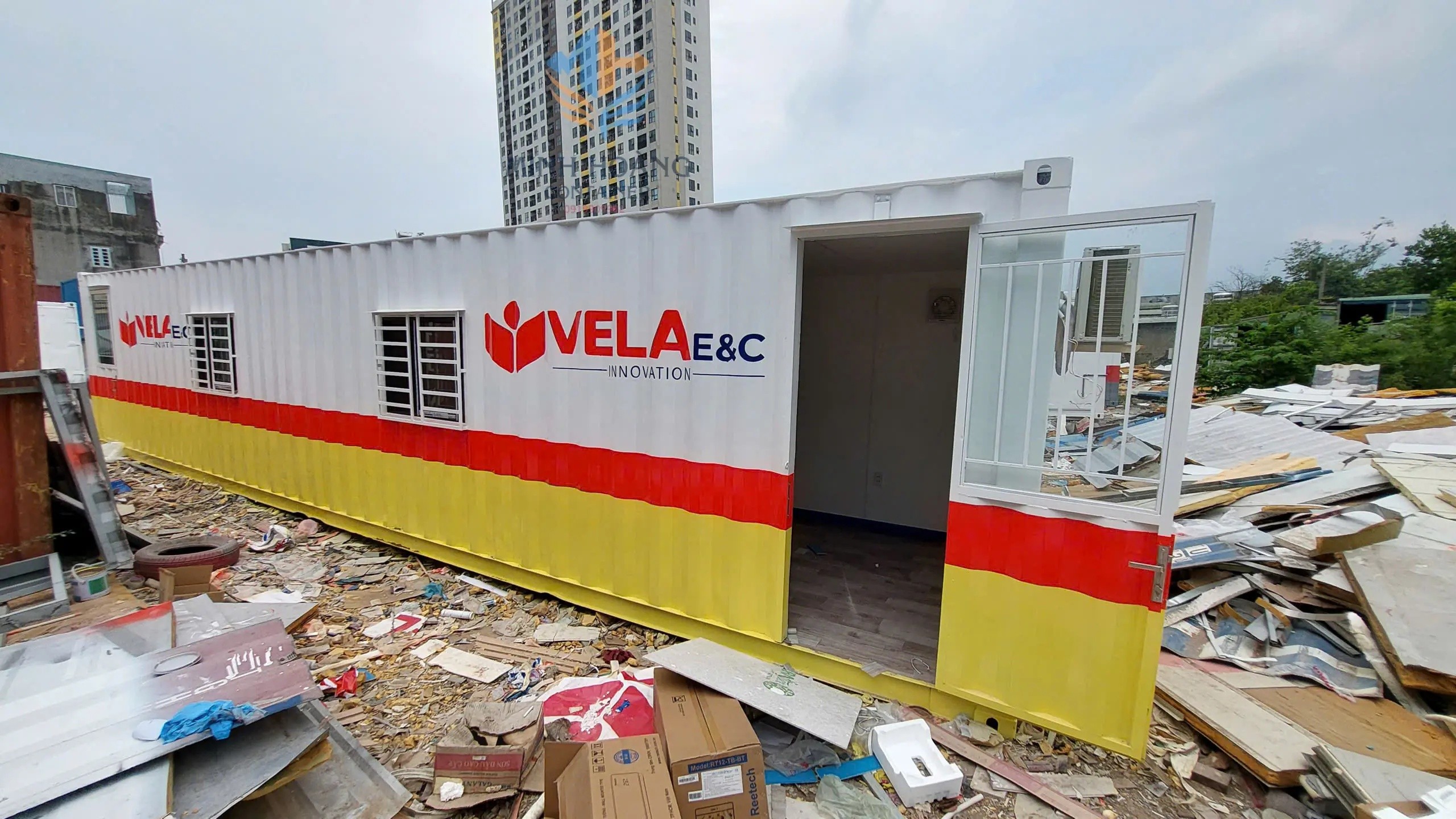 Container Văn Phòng 40 Feet Phối 3 Màu Trắng Đỏ Vàng: Giải Pháp Không Gian Sáng Tạo